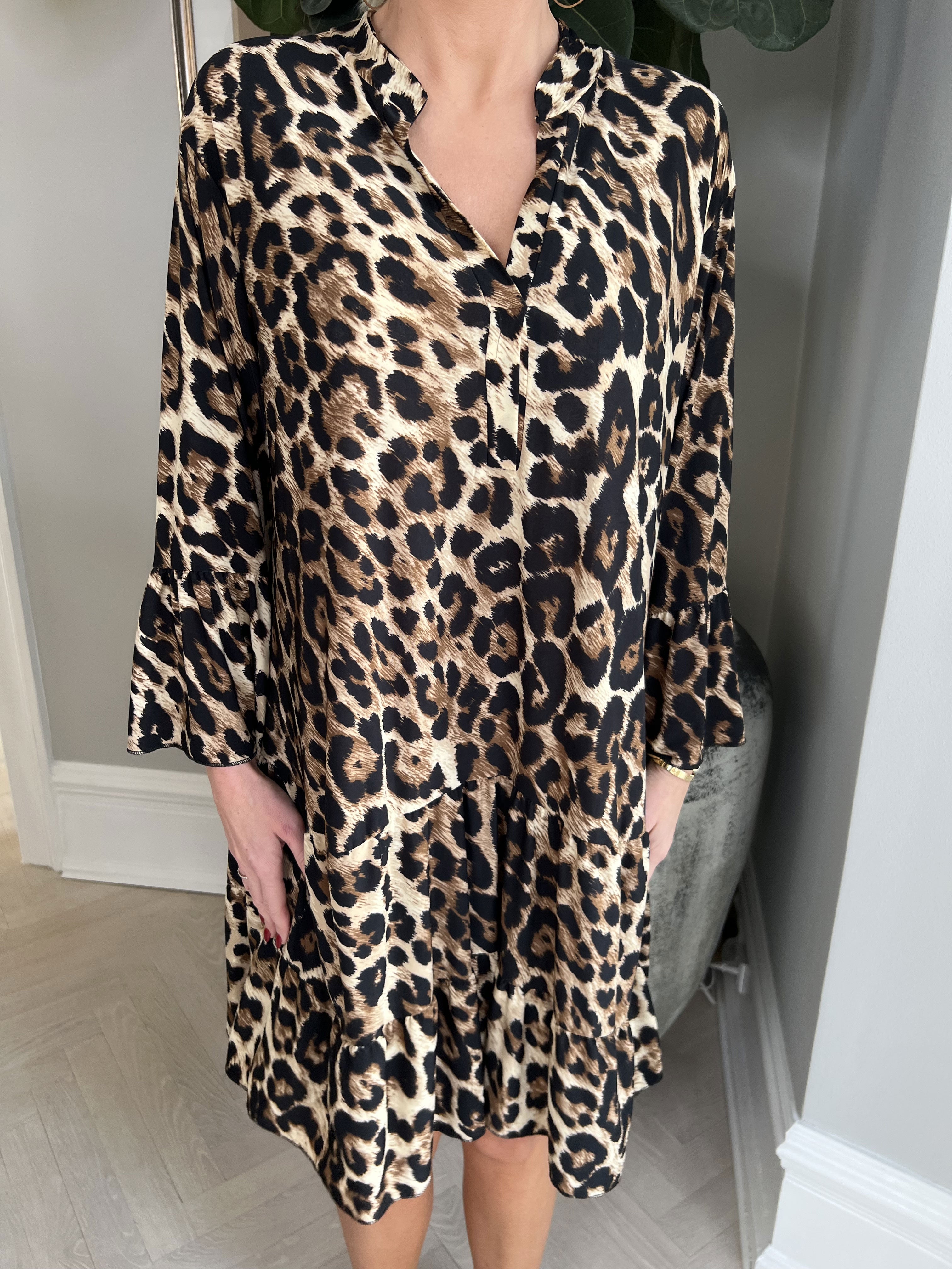 Pauline Leo - Klänning med v-ringning och liten volangkjol